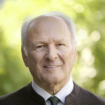 A portrait photo of Claus Hipp