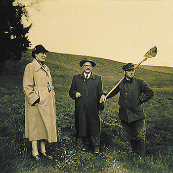 Anny Hipp-Metzner, Georg Hipp Senior and a worker on a pasture of the Ehrensberger Hof farm